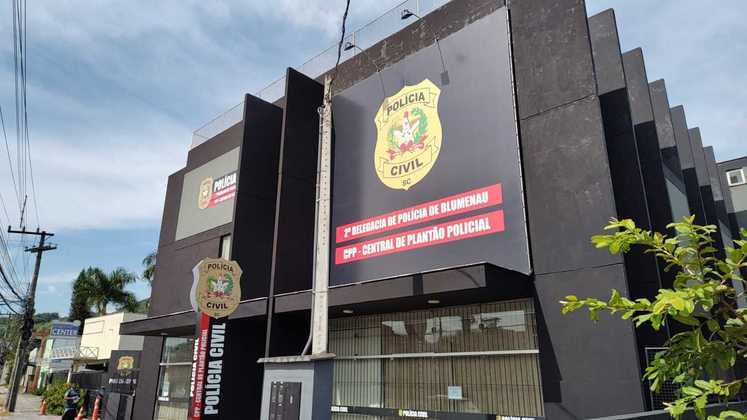 Depois do crime, o homem fugiu do local, mas, na sequência, foi à delegacia de Blumenau e se entregou. A Polícia Civil investiga o que possa ter motivado o ataque