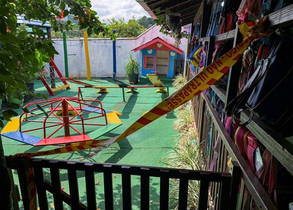 Imagens feitas de um prédio ao lado da creche Cantinho do Bom Pastor mostram que parte das crianças foi atacada no parquinho da unidade de ensino