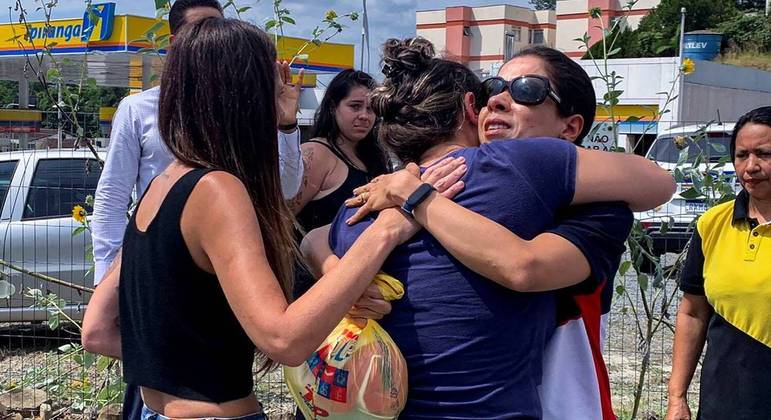 Familiares saem emocionados da CEI (Centro Educacional Infantil) Cantinho Bom Pastor