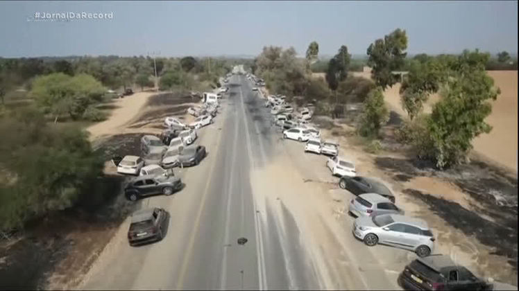 3º dia — Especialistas militares israelenses
acreditam que houve uma falha de inteligência na defesa de Israel contra os
ataques com foguetes do Hamas. Os especialistas dizem que o Hamas conseguiu
lançar os foguetes sem serem detectados pelas defesas aéreas israelenses. A falha
de inteligência pode ter contribuído para o alto número de vítimas civis nos
ataques do Hamas