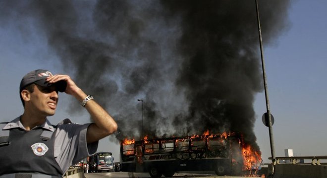 Ônibus incendiado durante onda de ataques do PCC em São Paulo, em 2006