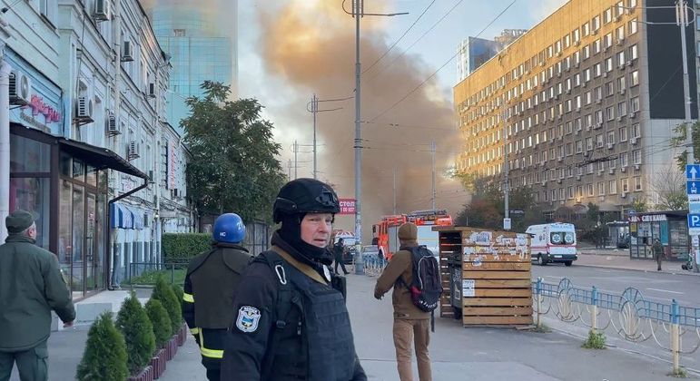 Rua de Kiev, capital da Ucrânia, logo após ataque de drone russo