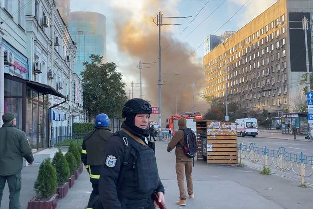 Os bombardeios da Rússia destruíram em pouco mais de uma semana 30% das centrais de energia elétrica da Ucrânia, o que provocou grandes cortes de abastecimento com a aproximação do inverno, denunciou o presidente ucraniano, Volodmir Zelenski na terça-feira (18). 