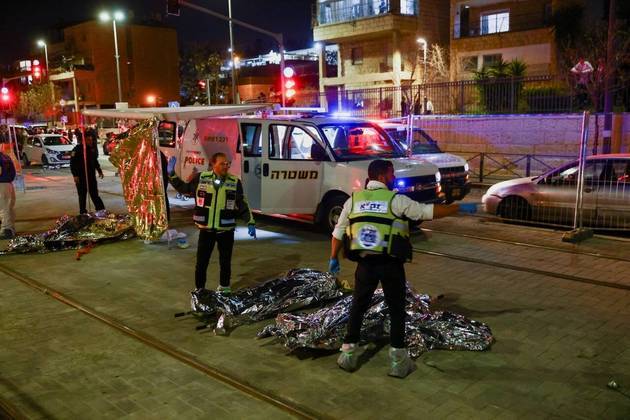 A polícia disse que o atirador chegou por volta das 20h15 (horário local) no bairro de Neve Yaacov, localizado em uma terra ocupada que Israel anexou a Jerusalém após a guerra de 1967 no Oriente Médio