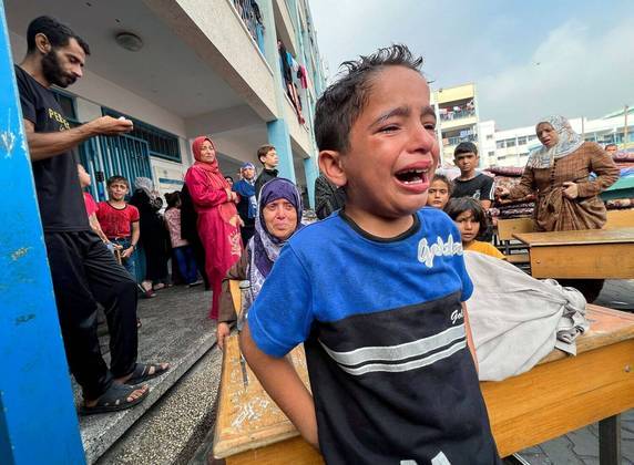 Um menino palestino reage aos danos em uma escola administrada pela ONU que abriga pessoas deslocadas, após um ataque israelense, em Jabalia, na Faixa de Gaza Norte, em 2 de novembro de 2023. REUTERS/Fadi Whadi IMAGENS DO DIA TPX