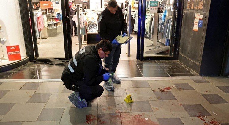 Peritos israelenses trabalham em local do crime