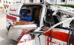 Uma ambulância aparece destruída em Gaza após o início da contraofensiva de Israel