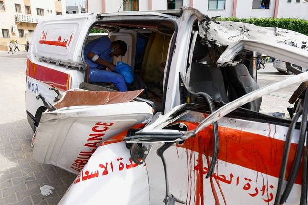 Uma ambulância aparece destruída em Gaza após o início da contraofensiva de Israel