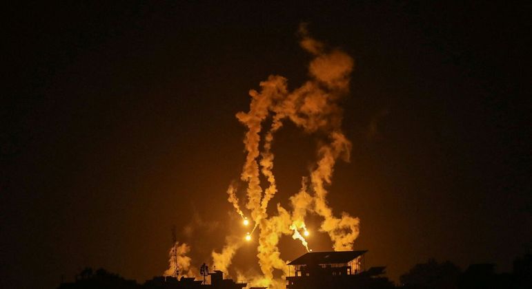 Sinalizadores são disparados pelas forças israelenses para indicar alvos do Hamas na cidade de Gaza que serão bombardeados pelas Forças Aéreas Israelenses