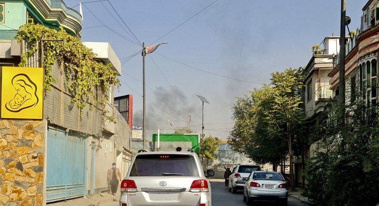 Veículos se movem perto de um hospital militar, após duas explosões e tiroteios atingirem a região