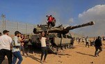 Após derrubar a grade que separa a fronteira, extremistas tomaram um tanque de guerra israelense