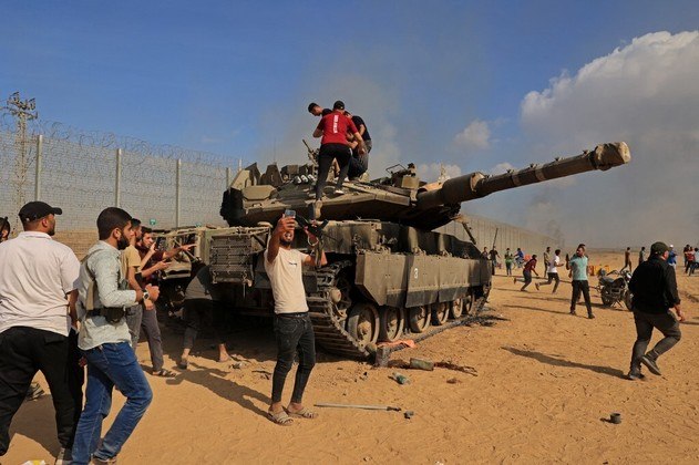 Após derrubar a grade que separa a fronteira, extremistas tomaram um tanque de guerra israelense