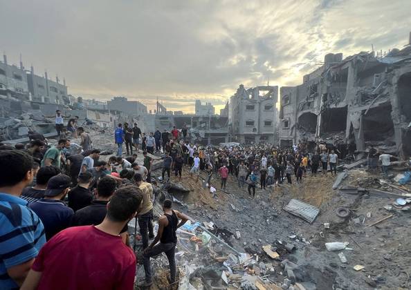 25º dia — Um bombardeio israelense ao campo de refugiados de Jabalia, no norte da Faixa de Gaza, deixou pelo menos cem pessoas mortas e mais de 150 feridas, segundo o Ministério da Saúde local, comandado pelo grupo terrorista Hamas