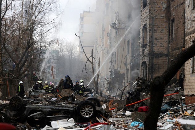 Sirenes antiaéreas soaram cedo em Kiev. Pouco depois, foram ouvidas dez explosões potentes que sacudiram os prédios no centro da cidade, segundo jornalistas da AFP