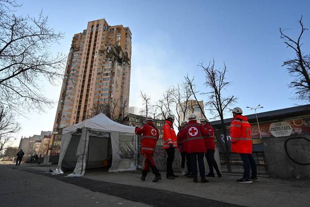 Paramédicos oferecem serviços após um míssil russo atingir um grande edifício residencial em Kiev neste sábado (26). Segundo informou o Ministério do Interior do país, não há vítimas no local. O míssil caiu entre o 18º e o 21º andar do edifício