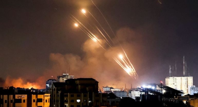 Mísseis disparados pelo Hamas a partir de Gaza em direção a Israel na noite deste domingo (8)