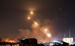 Mísseis disparados pelo Hamas a partir de Gaza em direção ao território israelense na noite deste domingo (8)
