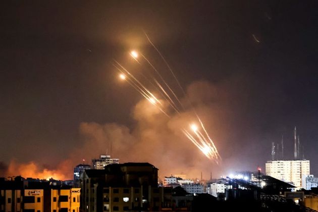 Mísseis disparados pelo Hamas a partir de Gaza em direção ao território israelense na noite deste domingo (8)