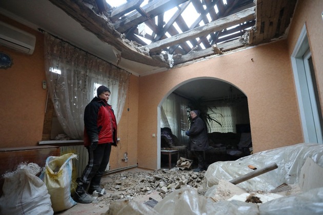 Casas perto de Stanytsia Luhanska, uma cidade no leste da Ucrânia sob controle das forças do governo, foram danificadas por bombardeios nesta sexta-feira (18)