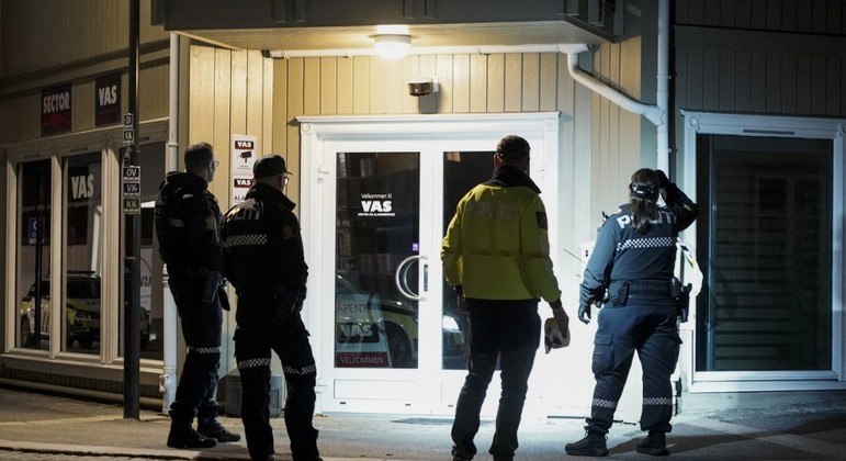 Homem que usou arco e flecha para atacar pessoas na Noruega foi preso pela Polícia