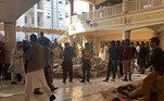 Parte do teto da mesquita e as paredes foram destruídas. Várias pessoas deixaram o templo ensanguentadas