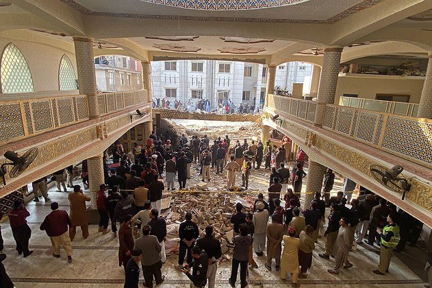 Uma explosão dentro de uma mesquita localizada na cidade de Peshawar, no noroeste do Paquistão, deixou pelo menos 33 mortos e mais de 150 feridos, informaram as autoridades locais nesta segunda-feira (30)