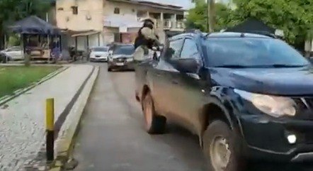 Homem tentou atirar nos policiais
