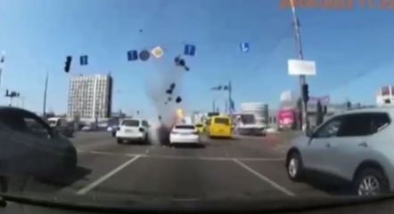 Míssil russo cai ao lado de carro em Kiev, capital da Ucrânia