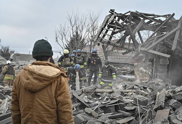 A Rússia realizou nesta sexta-feira (29) um de seus maiores ataques com mísseis contra a Ucrânia durante a guerra até agora, matando pelo menos 16 civis, ferindo dezenas de outros e atingindo edifícios residenciais em Kiev, no sul e no oeste do país, segundo autoridades