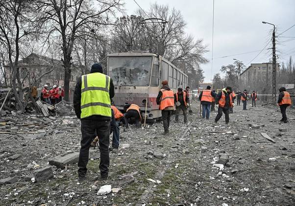 Os mísseis atingiram várias instalações de infraestrutura na cidade de Zaporizhzhia, no sudeste do país, e uma pessoa morreu, informou o ministro do Interior