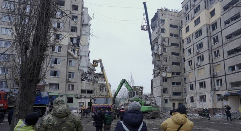 Equipes de resgate tentam localizar 22 pessoas que estão sob os escombros do prédio
