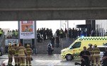 A polícia da Dinamarca confirmou 'vários feridos e mortos' no tiroteio registrado na tarde deste domingo (3) no shopping center Field's, em Copenhague, sem especificar o número de vítimas. Durante entrevista coletiva, o inspetor-chefe da polícia de Copenhague, Soren Thomassen, disse que o detido suspeito de ligação com o tiroteio é um cidadão dinamarquês de 22 anos