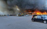 O presidente ucraniano, Volodmir Zelenski, postou no Facebook o shopping em chamas enquanto os bombeiros tentavam controlar o fogo
