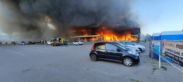 O presidente ucraniano, Volodmir Zelenski, postou no Facebook o shopping em chamas enquanto os bombeiros tentavam controlar o fogo