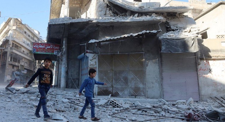 Bombardeio matou dez civis na região de Idlib, incluindo quatro crianças a caminho da escola