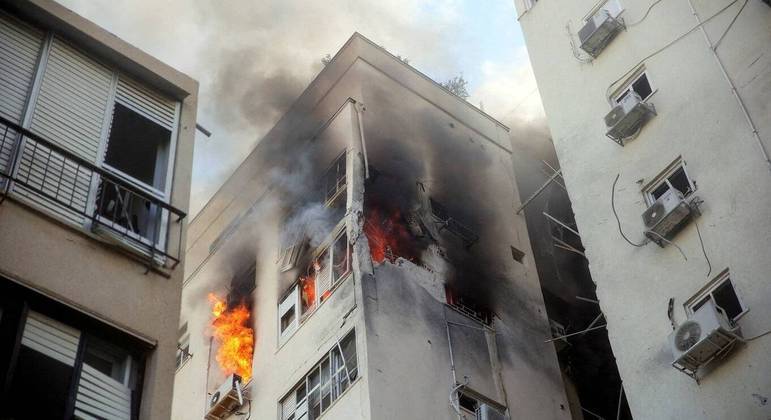 Prédio em Tel Aviv, a maior cidade do país, atacado neste sábado (7)