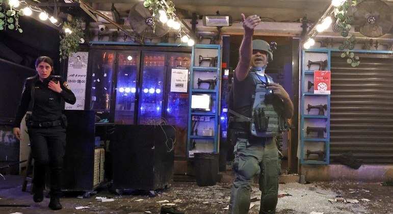 Policiais cercam região alvo de ataque em Israel