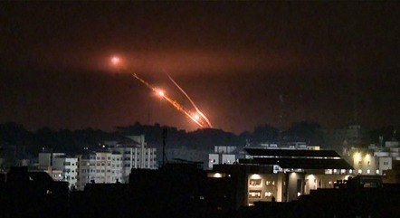 Bombardeios israelenses iluminam o céu de Gaza
