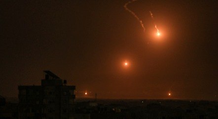 Foguetes lançados por Israel iluminam o céu de Gaza