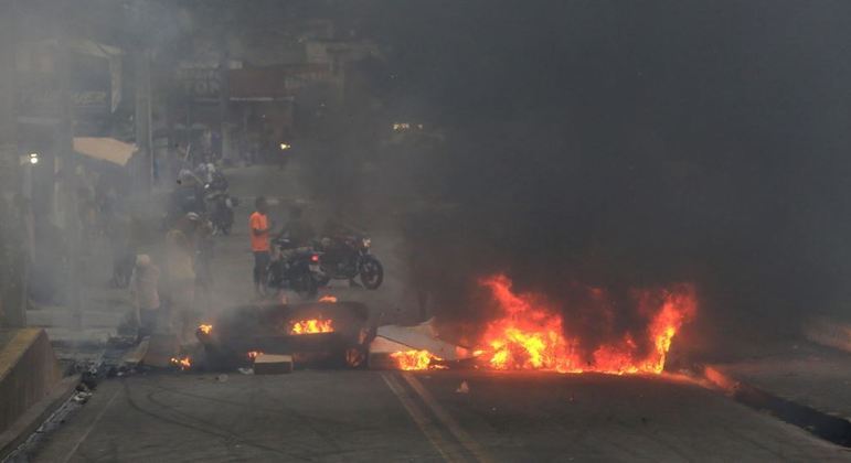 Via bloqueada por objetos em chamas no Rio Grande do Norte
