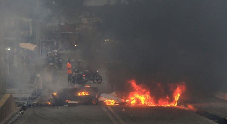 Carro e van escolar também foram queimados na capital do Rio Grande do Norte