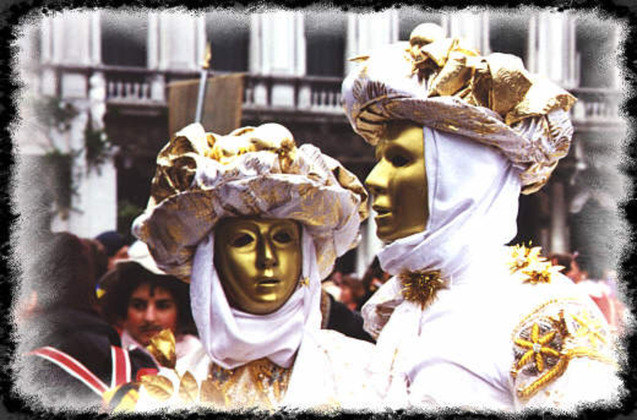 Até 1979, quase dois séculos depois, o carnaval ainda era praticamente proibido, com festas liberadas somente em casas privadas e nas ilhas de Murano, Burano e Torcello. Mas um grupo de foliões teve coragem de sair às ruas com máscaras ainda mais elaboradas, assim como as fantasias.