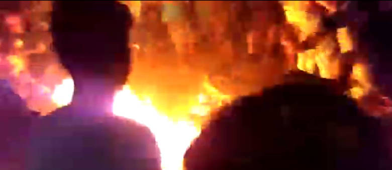 A queima do corpo do estuprador Ronald foi acompanhada por crianças  (Reprodução)