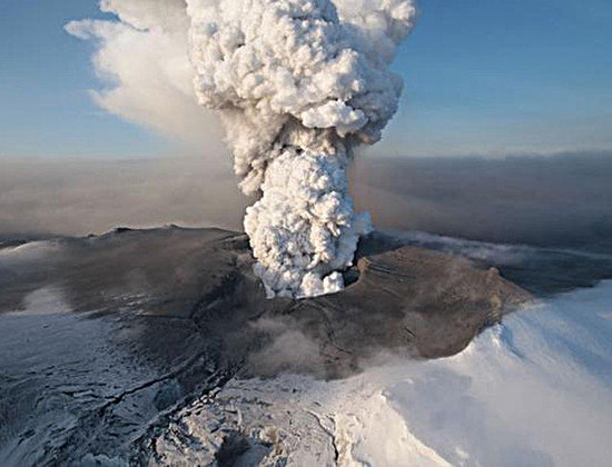 Até então, a maior altitude de uma pluma vulcânica havia sido na erupção no Monte Pinatubo, nas Filipinas, em junho de 1991, com 35 km. Essa erupção matou 800 pessoas. E a tragédia só não foi maior porque houve alerta e alguns povoados foram evacuados. 