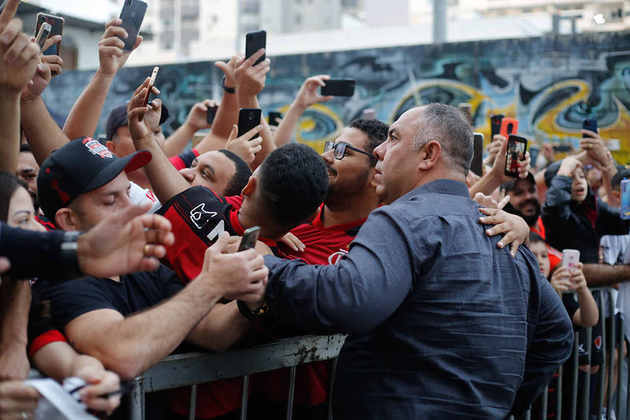 Até mesmo o vice-presidente de futebol, Marcos Braz, teve seu nome gritado e parou para atender os torcedores.