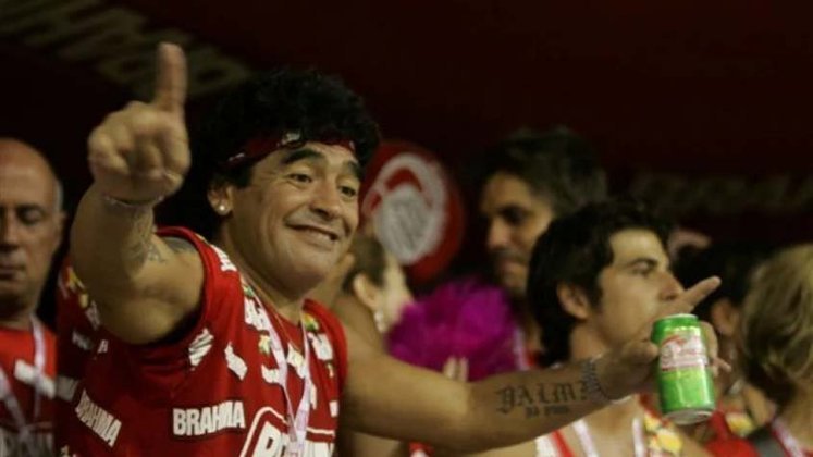 Até o hermano Diego Maradona já passou o Carnaval em terras brasileiras. O argentino foi convidado de honra do camarote da Brahma em 2006.