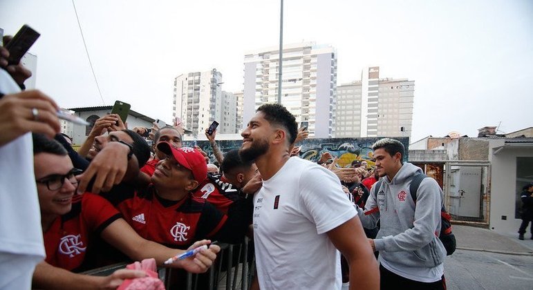 Atencioso como sempre, o zagueiro Pablo parou para tirar fotos com os torcedores.