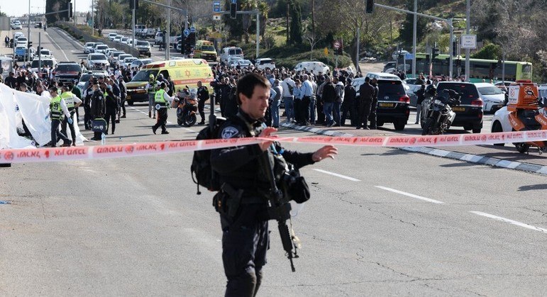 A polícia descreveu o incidente como um ataque 'terrorista'. 'As forças policiais de Jerusalém, incluindo um agente que estava fora de serviço, chegaram rapidamente ao local e dispararam contra o terrorista, que foi neutralizado', acrescentou
