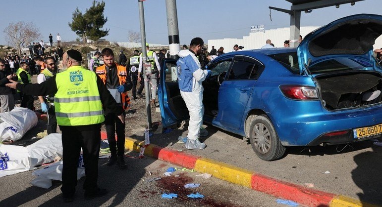 Autoridades de Israel informaram nesta sexta-feira (10) que um ataque com um veículo em um ponto de ônibus deixou pelos menos dois mortos, incluindo uma criança, em Jerusalém Oriental. O episódio ocorreu na localidade de Ramot, um bairro de colonos judeus em uma área da cidade anexada por israelenses