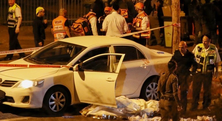 Dupla de suspeitos usaram arma e faca em atentado na cidade de Elad